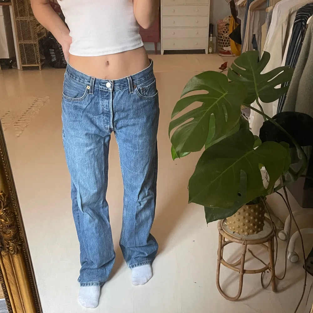 Lågmidjade vintage Levis jeans i perfekt jeansfärg!! Verkligen perfekt modell men tyvärr lite stor för mig! Midjemått mått rakt över: 41cm, innebernslängd: 76cm. Jag är 165 cm lång. Köparen står för frakten 🌈 budgivning avslutas på måndag eller köp direkt för 300kr. Jeans & Byxor.