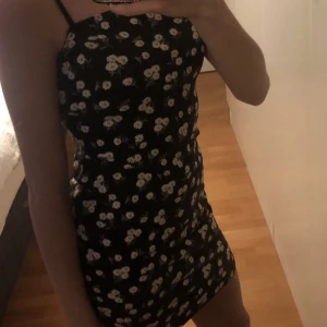 Klänning - Jättefin svart klänning från shein. Har inte använt så mycket:( Skriv privat om frakt och egna bilder 💖 Buda gärna!