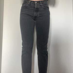 Säljer dessa gråa jeans från Levis då jag växt ur dem😢 || De är i storlek W24 och L26 (sitter som tre-kvarts byxor på mig som är 160)💕💕 || De är i superbra skick och såklart äkta! || Mörkgråa med en cool ”raw hem” (klippt look) längst ned på benen || Frakt tillkommer