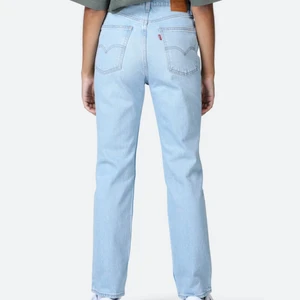 Levis jeans  - Oanvända med lappar kvar, passa mig som brukar ha S-M på jeans. Nypris 1299kr