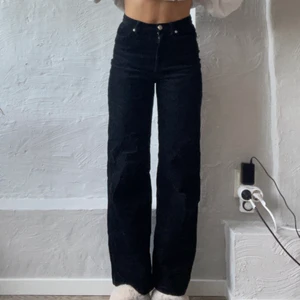 fina svarta manchesterbyxor! - säljer mina fina svarta högmidjade manchesterbyxor då de inte kommer till användning💞💞 storlek 34☺️ jag är 170cm och de går ner precis till fötterna (tycker de är lite korta på mig)😇 