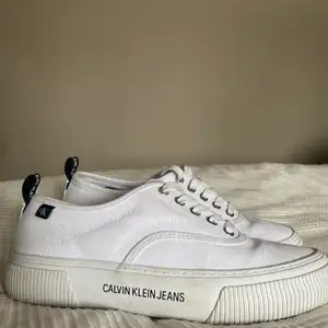 Säljer mina Calvin Klein sneakers i storlek 38 då jag ej använder dessa nu.  Har endast använt dom fåtal gånger. Köpta i sommras för 800kr. Är mycket vitare i verkligheten kom privat för fler bilder om det skulle vara så!💗