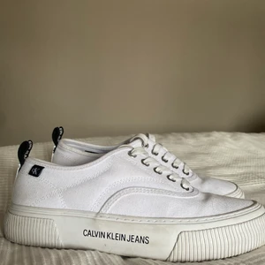 Calvin Klein Sneakers - Säljer mina Calvin Klein sneakers i storlek 38 då jag ej använder dessa nu.  Har endast använt dom fåtal gånger. Köpta i sommras för 800kr. Är mycket vitare i verkligheten kom privat för fler bilder om det skulle vara så!💗