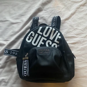Guess väska -  snygg guess ryggsäck i grymt skick 500kr     Kolla gärna mina andra annonser, samfraktar