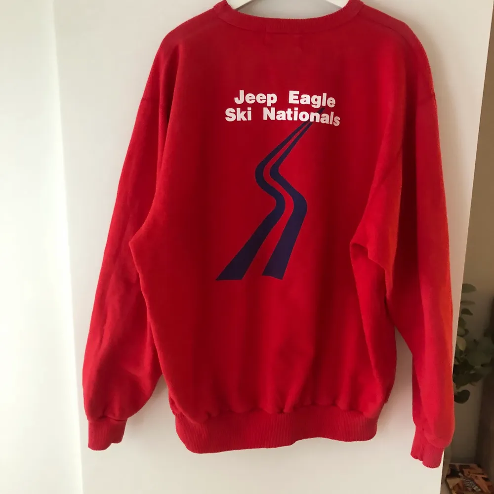 Röd oversized vintage sweatshirt från wind river. Tröjan är unik, stor och i kraftigt material. Köparen står för frakt och hör av dig vid frågor❤️. Tröjor & Koftor.