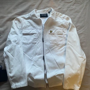 Overshirt Lyle&scott - Vit fräsch overshirt ifrån Lyle & Scott i bra skick, S, 300kr                                                           Kolla gärna mina andra annonser, samfraktar
