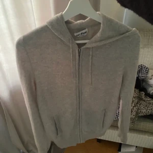 Softgoat zip hoodie  - En super skön och super populär kashmir zip hoodie ifrån softgoat den är i superfint skick och knappt använd 