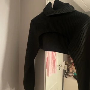 polo - slutsåld polo tröja från hm. Helt oanvänd❤️‍🔥