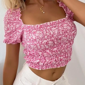 Top - superfin blommig top. Endast testad 1 gång, väldigt bra skick. Stlk xs, köpt för 150, säljer för 100 + frakt 50. Skriv om ni vill diskutera pris💘❣️