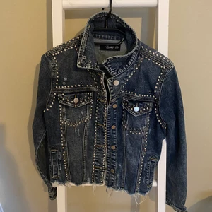 Raglady by Tara jeansjacka - Säljer min oanvända jeansjacka från Raglady By Tara