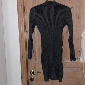 Stickad klänning - Superskön stickad tight klänning passar storlek 34-36