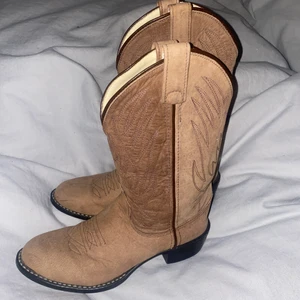 Cowboyboots  - Fy va snygga skor! Älskar dom massor men tyvärr har ja för många så några måste tyvärr ryka🤗 jag kan posta eller mötas upp i Stockholm!👍🏽