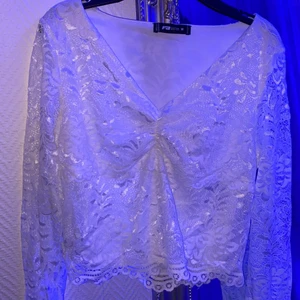 Tröja  - Säljer min spetströja den är storlek M och passar väldigt bra till fester. 