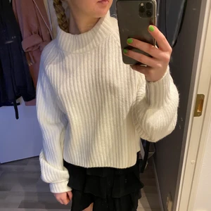 Stickad tröja - Super mysig vit stickad tröja. Storlek S. Använd fåtal gånger och i bra skick! 100kr plus frakt❤️