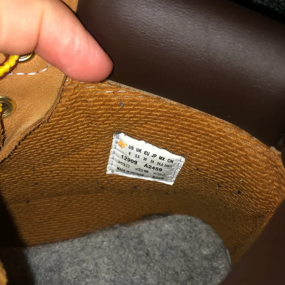 Näst intill nya timberlands. Använda runt 5gånger. Storlek 39. Nypris 2000kr. Köpare står för frakt. Kan mötas upp i Göteborg.. Skor.