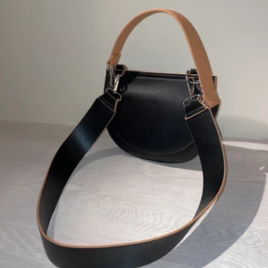 Väska - Säljer denna helt oanvända väska från Carin Wester. Hör av er vid frågor!