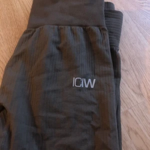 Bruna ICIW ribbed seamless  - Säljer dessa då de är för stora för mig. Frakt tillkommer till priset. Kan mötas upp i Stockholm.