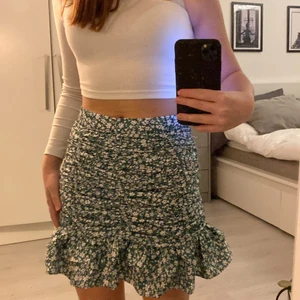 Kjol  - Säljer denna jättefina kjolen som är köpt på shein den är i storlek xs och skulle passa nån i xxs med💗 jag har använt den 2 gånger bara för att jag aldrig hittar rätt tillfälle💗