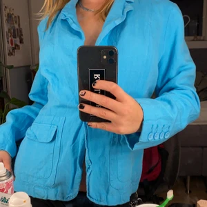 Ljusblå kavaj  - Supersöt ljusblå kavaj med en knapp och fickor!💖💖💖sitter bra på mig som brukar ha S