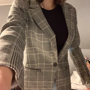 Kavaj  - Superfin rutig kavaj från H&M i st 36. Säljer då den ej kommer till användning. Säljer för 200kr 