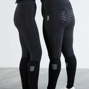 Fodrade maya delorez ridbyxor - Fodrade maya dekorera ridbyxor, använt ett fåtal gånger. Storlek S men passar mig som i vanliga fall har M då dom är väldigt töjbara😊nypris:800