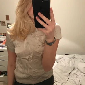 Fest topp - (Lite skrynklig på bilden men går att stryka) jättefin topp från COS. Har dragkedja i ryggen, i fint skick. Hör av dig vid frågor!🥰