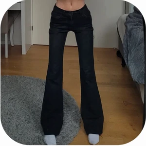 Wrangler jeans  - Säljer ett par jättefina jeans som tyvärr inte passade mig och som köptes här i Plick! Det står att den är storlek 27/34 vilken enligt mig är en liten 27 så slulle säga att den ligger mellan 25-26💞 Bra skick!💖