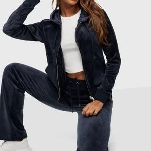 Juicy couture byxor  - Hej, säljer mina skit snygga juice couture byxor !! Använt en gång men är som nya. Köpte här på Plick för 2000kr. Säljer endast pga ja behöver pengar, annars hade ja absolut behållt dom själv. Vill man ha dom direkt kan man köpa för 1300  ❤️ 