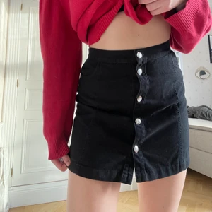 Kjol - Snygg kjol från Monki som tyvärr är lite för liten för mig. Jag är 174 cm lång och jag skulle säga att kjolen är i storlek 36 (även fast det står att det är storlek 38). Tveka inte att höra av dig vid fler frågor eller fler bilder <333