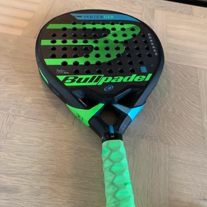 Bullpadel Vertex 2 Control - Varsamt använt utan märken/sprickor.   Vertex-ramen ger tillsammans med sin runda form maximal kontroll, TopSpin-yta, Vibradrive-system som absorberar vibrationer. Den har en "protector Metalshield" i aluminium som skyddar bladet mot friktion och ytliga träffar.  Form: Runt Balans: medel   Övrigt:  Bortagbart Hesacore grepp Bortagbart Ramskydd i läder   