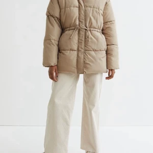 Trendig H&M jacka - Beige trendig jacka från H&M. Köpte den förra veckan så aldrig använt den, säljer den då den var förstor på mig. Köpt för 399 säljs för 300🥰