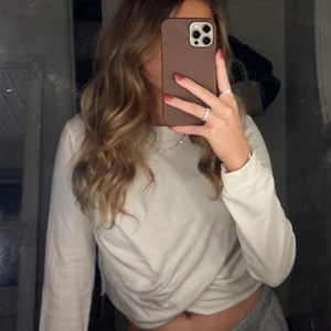 Vit sweatshirt  - Vit lite tunnare sweatshirt med knytdetalj från Zara. Köpt för något år sen men knappt använt!