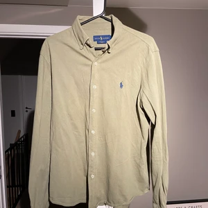 Linneskjorta Ralph Lauren - Skjorta från Ralph Lauren. Piké material. Som ny (10/10) Köpt för 1100kr på Inside 