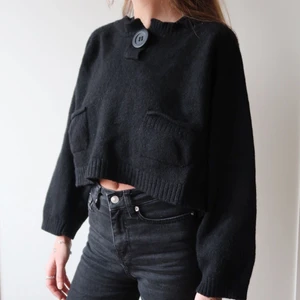 Stickad tröja  - Okänd storlek men jag är vanligtvis en S. Frakt tillkommer 