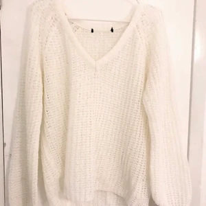 Stickad tröja - Vit jätteskön stickad tröja. Nästintill oanvänd. Storlek S men skulle även kunna passa M och XS.  Man kan även ha den på en axel som jag visar på bild 3! Säljer för 150+frakt❤️‍🔥