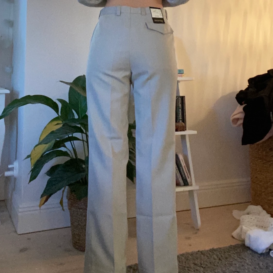 Ljusgråa kostymbyxor - 90
