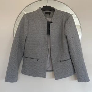 Snygg grå kappa - Aldrig använd med prislapp kvar, passar mig som vanligtvis brukar ha S/M på kläder. 