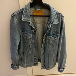 Jeansjacka Strl. M - Jack and Jones Jeansjacka nyskick Strl. M. Nypris 999 kr. Köparen står för eventuell frakt.