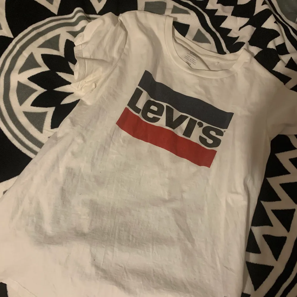 Vintage Levi’s tröja som inte längre används! Superbra skick, inga hål eller missfärgningar😊 Pris 50 kr plus 45 kr frakt💘. T-shirts.