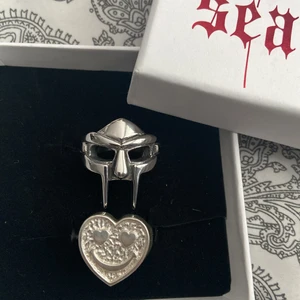 Seams  - Säljer två stycken ringar ifrån märket seams. Helt oanvända och endast testade💕 Säljer pga fel storlek. Översta ringen MF DOOM ring: ny pris 249kr. 💕 Undre ringen Valentines ring: ny pris 649kr. pris kan diskuteras! 