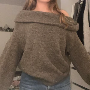 Stickad tröja i brun  - Säljer min stickade tröja som går ner på axlarna. Inget stickigt material och väldigt skön. Varm och fin året om. Använd fåtal gånger och säljer då den aldrig kom riktigt till användning. Skriv för fler bilder! 