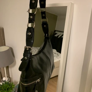 Vintage väska - . Mycket bra skick, den har inga defekter🖤skriv för mer info och bilder