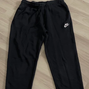 Nike mjukisbyxor, stl S - Dessa byxor är i väldigt bra skick, nästan aldrig använda. Väldigt trendiga och sköna, fortfarande mjuka och mulliga på insidan.