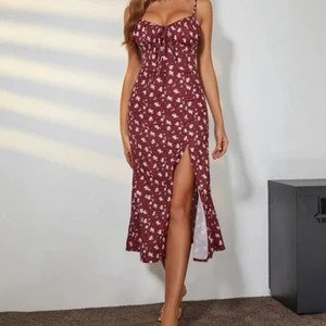 Klänning - Fin klänning som aldrig kommit till använding, storlek m men liten i storleken så passar S, går ner till mitten av vaden på mig som är 167✨