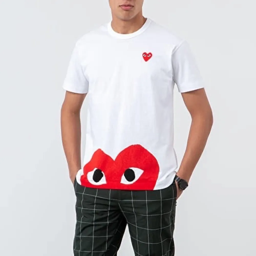 Säljer min Comme ses garcons tröja. Den är storlek s men är lite liten i storleken så passar xs också. Bra skick!. T-shirts.