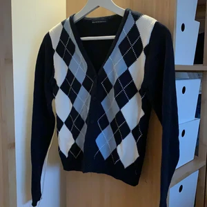 Brandy Melville kofta  - Oanvänd mörkblå brandy melville kofta. Storlek ”one size” men passar XS-S anser jag. Jättebra skick, aldrig använd. Säljer för 150 kr + frakt (ca 60 kr)