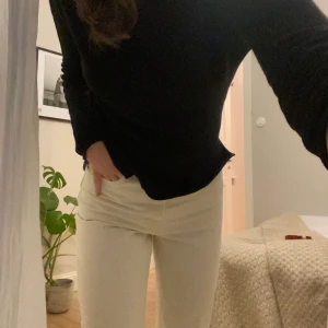Krämvita Jeans - Super snygga och sköna raka jeans. Använt ett fåtal gånger bara men de är tyvärr för små för mig😢( såg nu att bilden blev lite konstig när jag la in den här Haha, skriv till mig om du vill ha bättre bilder)