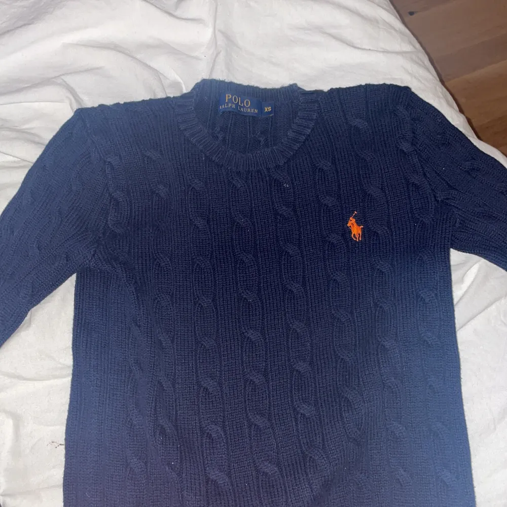 Stickad tröja från Ralph Laurent, i marin blå färg. Sitter jätte fint på, storlek Xs! Den är äkta. Kommer tyvärr inte till användning . Stickat.