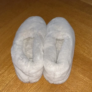 H&M  - Fluffiga mjuka tofflor från H&M. Vita , använt 0 gånger 