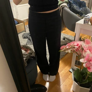 Kostymbyxor - Intressekoll på mina jättesnygga kostymbyxor från zara som är helt slutsålda💕 De är uppsydda för mig som är 163 och sitter perfekt💕